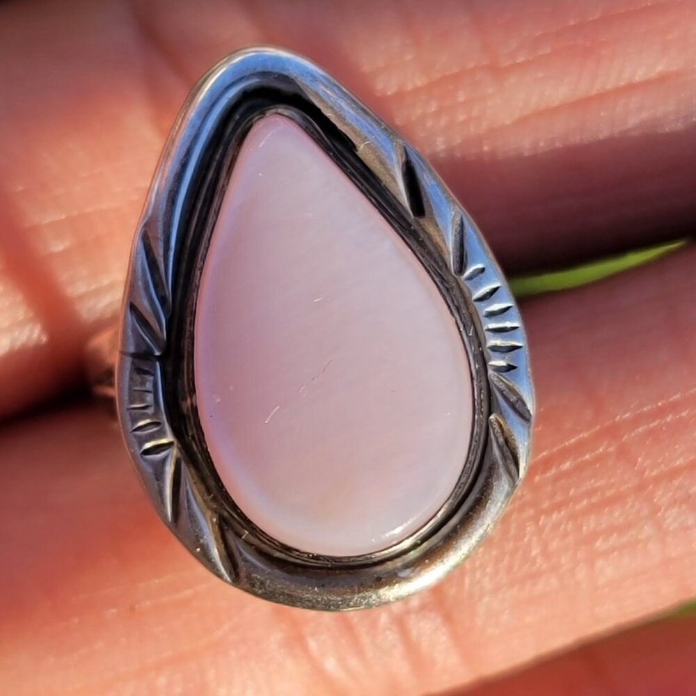 GORGEOUS Native American teardrop pink mother of pearl 925 sterling silver ring